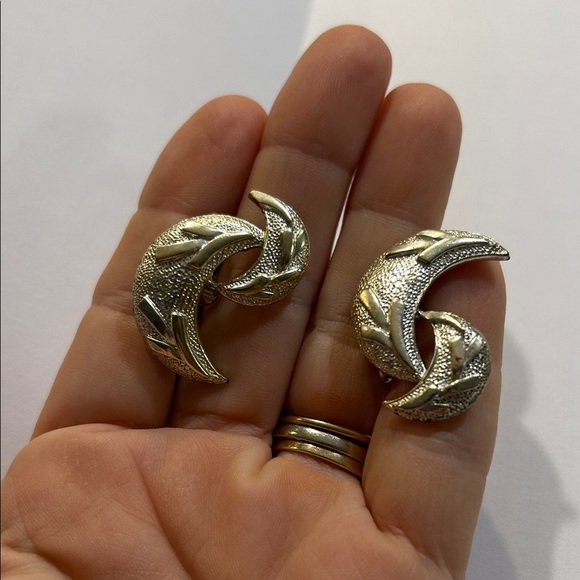 Elegant Vinatge Silver tone half moon clip on Earrings - Picture 4 of 7